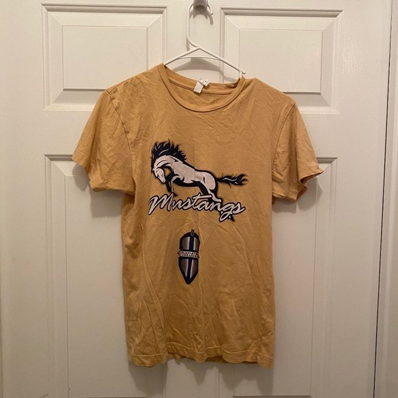 Swagger Apple TV Show Cedar Cove Prep Mustangs Prop Worn Gold T-Shirt Small (2) - Picture 1 of 6